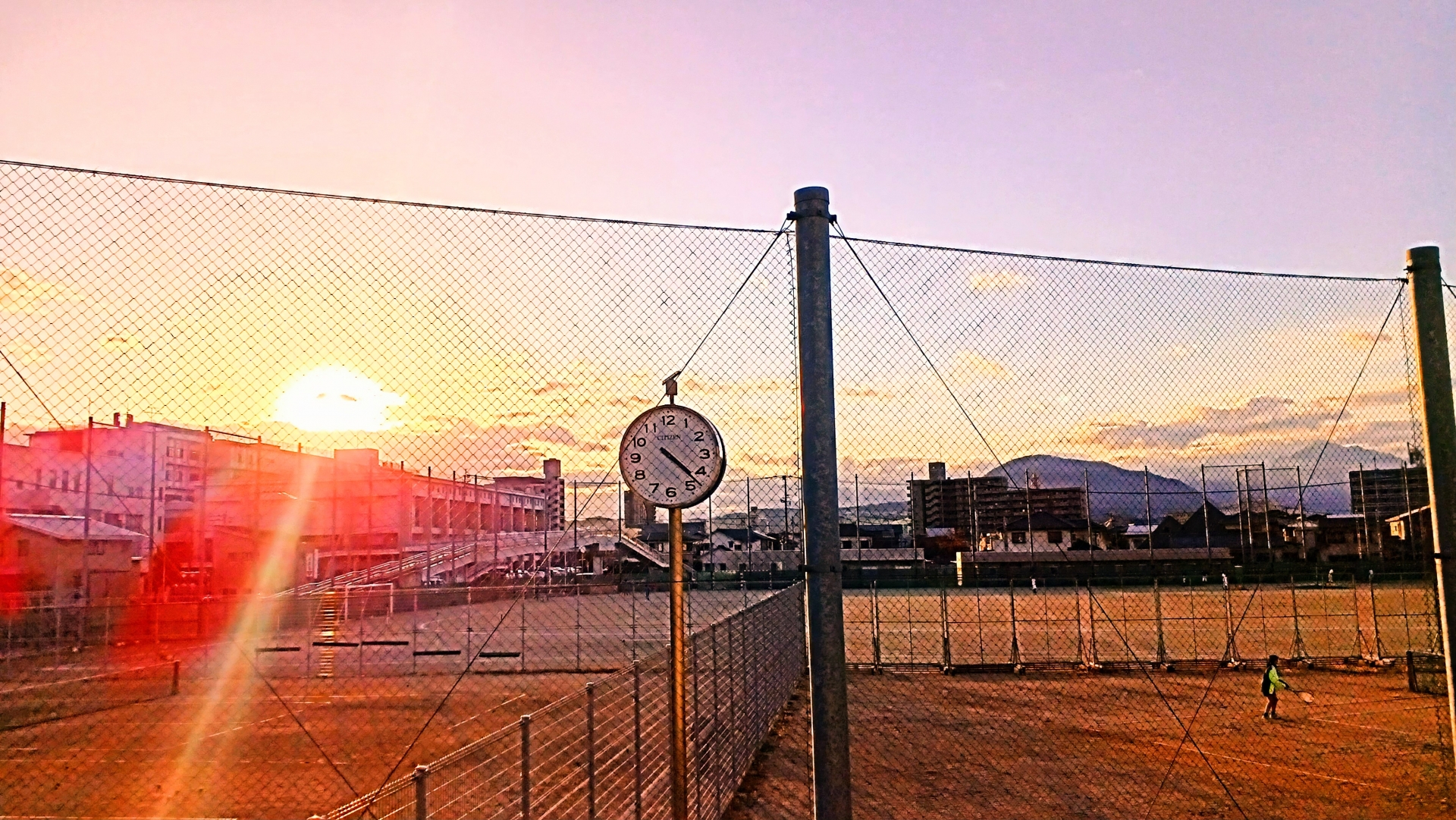 夕日がかかる学校のグランド